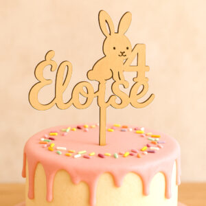 Cake topper personnalisé avec prénom et petit lapin – Design enfantin doux en bois ou acrylique